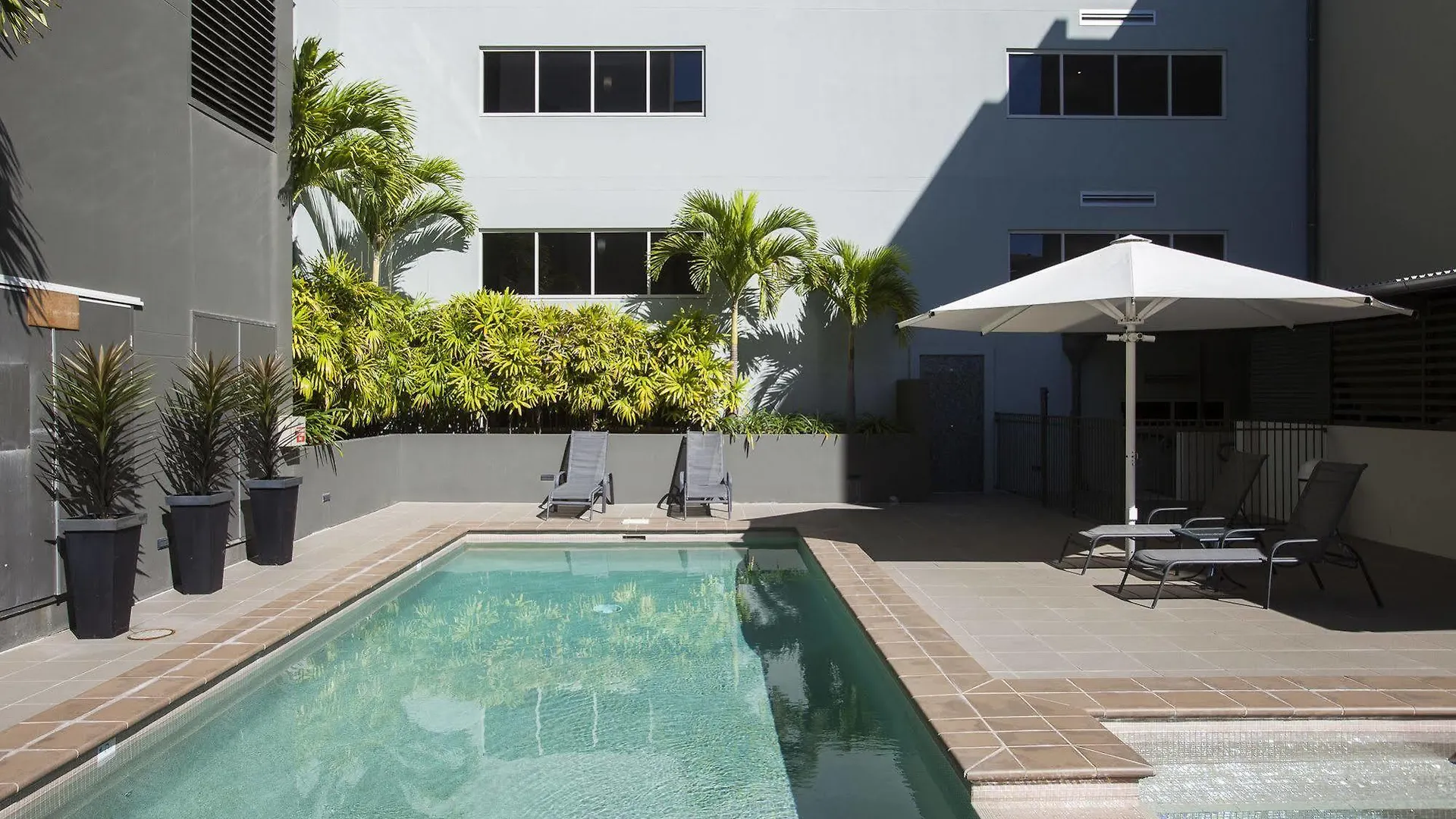 **** Apartmanhotel Grand Hotel And Apartments Townsville Ausztrália